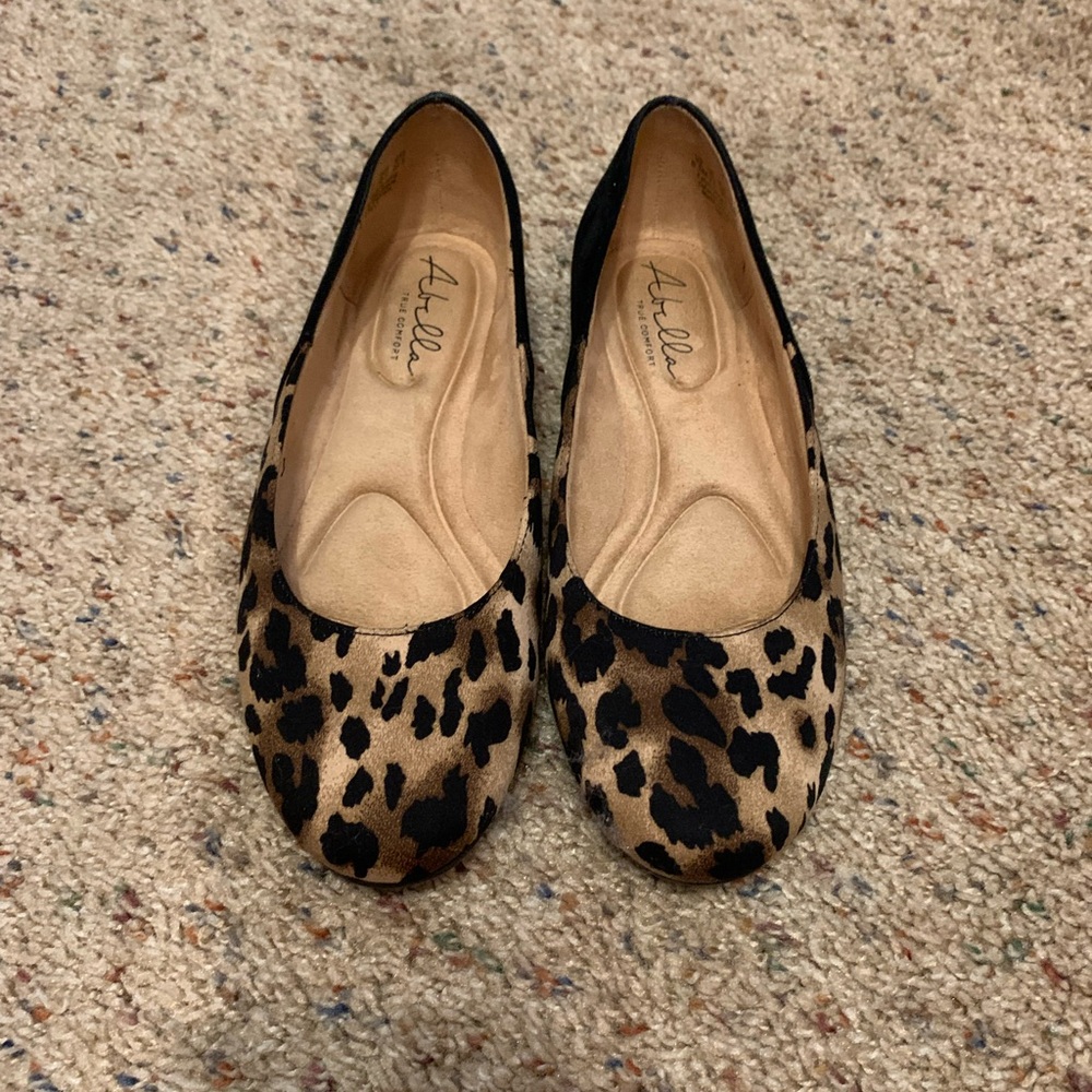 Leopard/Black 2 Tone Flats. Size 6.5